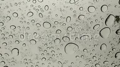 雨滴在汽车玻璃上